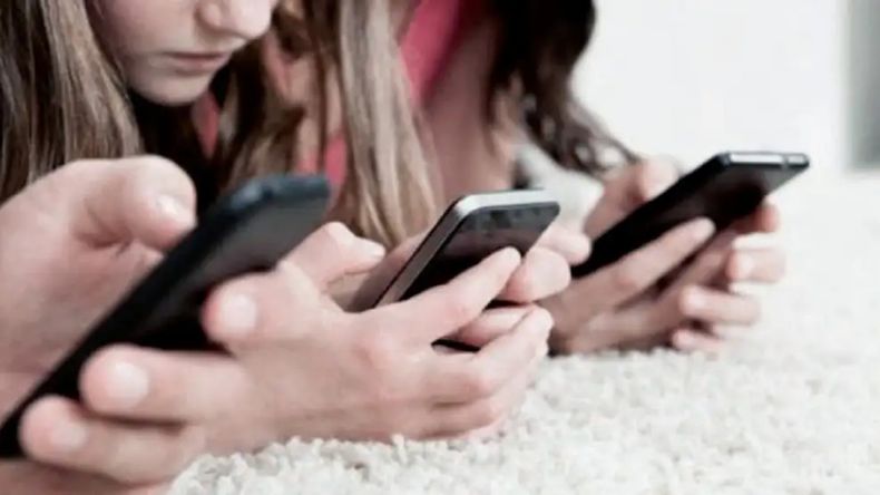 China busca limitar el uso de celulares y pantallas en jóvenes.