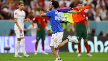 Un simpatizante ingresó en el partido de Portugal - Uruguay con la bandera LGBT+