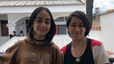La alumna ganadora junto a la docente que la acompañó.