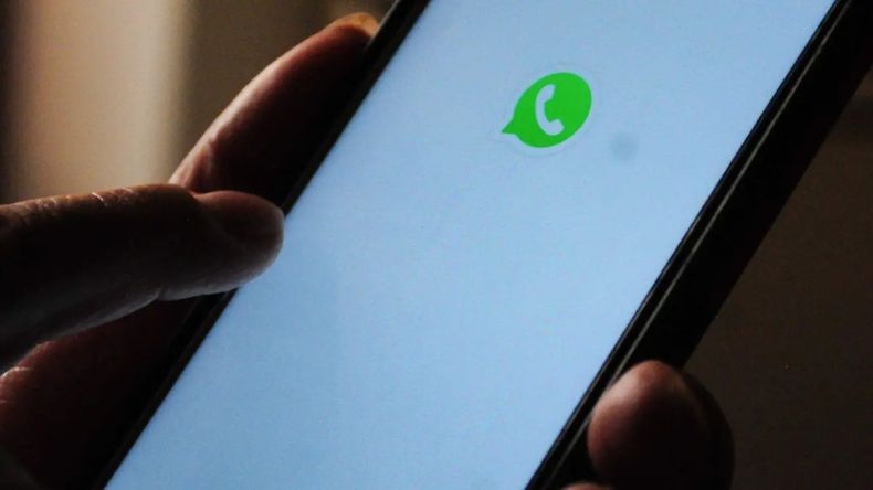 WhatsApp lanza una nueva interfaz Liquid Glass para usuarios de iPhone.