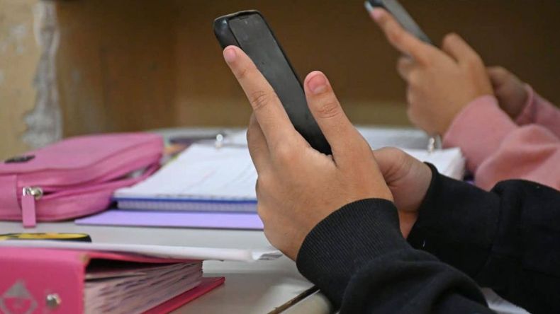 Amenaza de tiroteo en Jujuy: dede hoy rige el uso de celulares en las escuelas