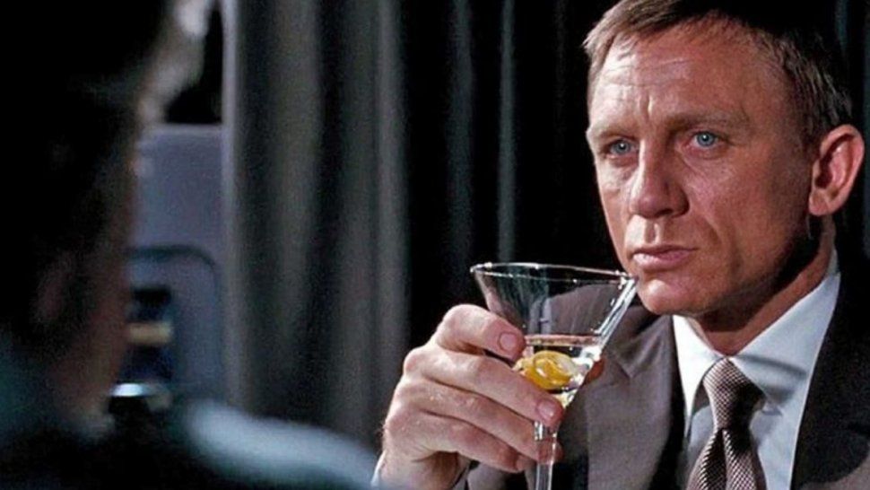La ciencia dice que si James Bond existiese, sería un alcohólico