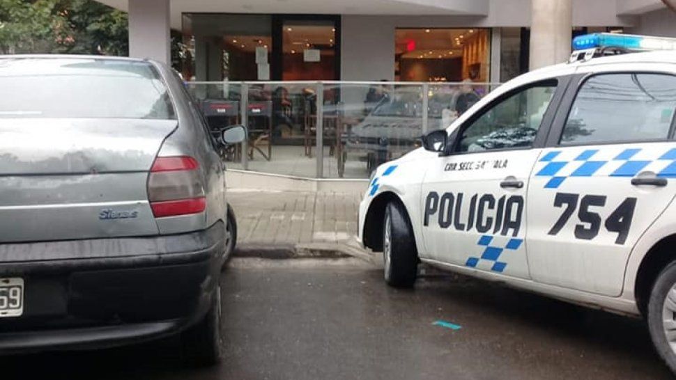¡Muy mal ejemplo! Dejaron un patrullero tapando la rampa para discapacitados