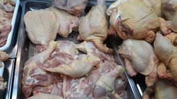 Llegan menos pollos y de tamaño reducido a los comercios jujeños, lo que impulsa la suba de precios y genera preocupación por la escasez de algunos productos.