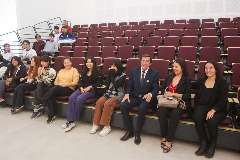 El gobernador presente en la inauguración de la Ciudad de las Artes.