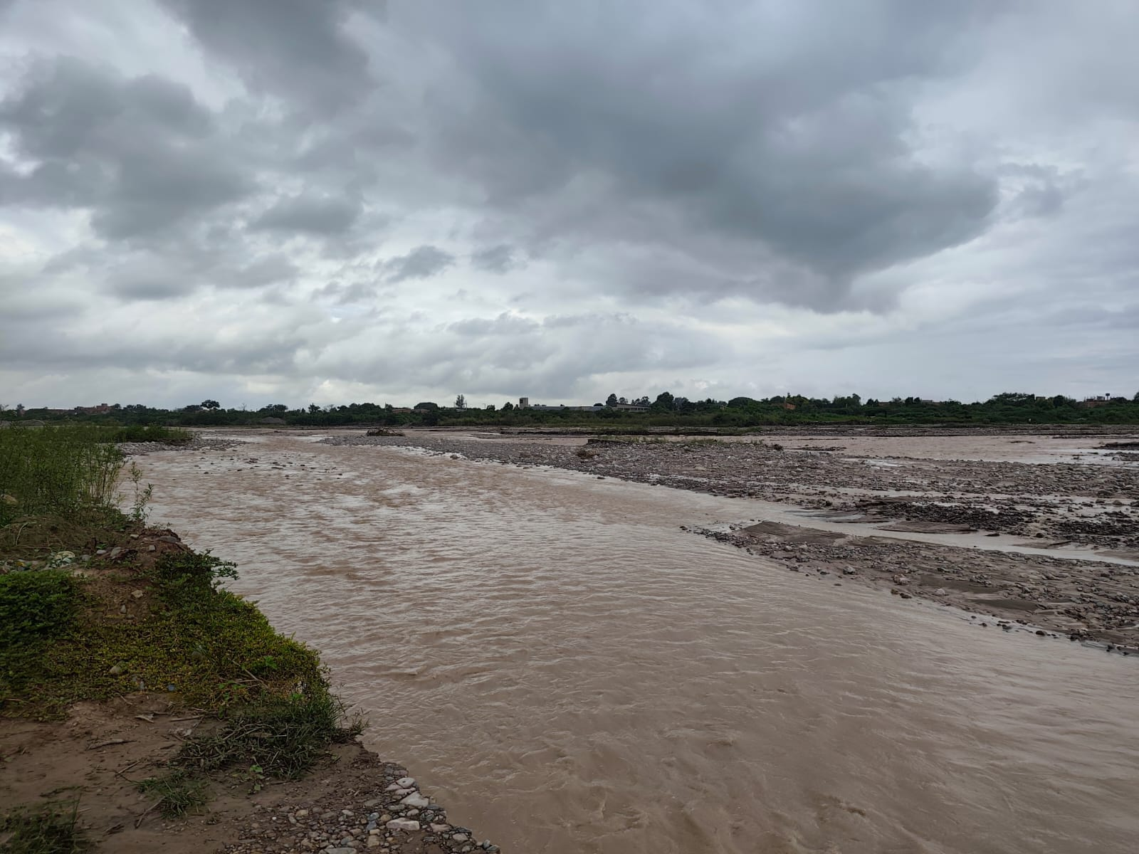 hallaron un cuerpo en el rio perico y esperan la confirmacion oficial de la identidad