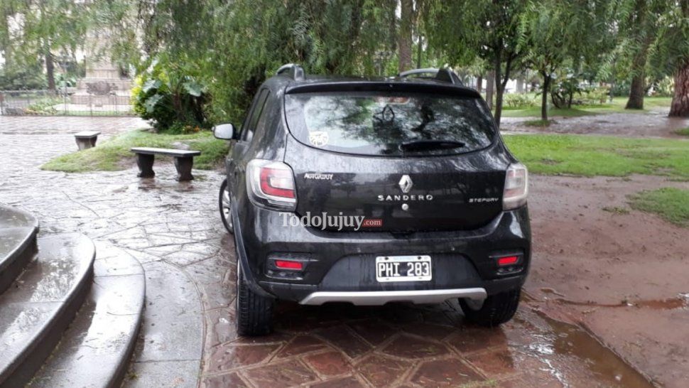 Dejó su auto en el medio de Plaza Belgrano durante tres horas porque no había lugar