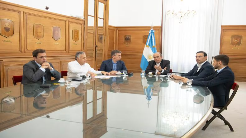 El Gobierno inauguró en Casa Rosada la mesa federal de gobernadores con Frigerio, Cornejo y Zdero. &nbsp;