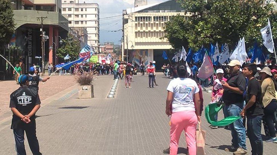 Organizaciones sociales marchan por la ciudad pidiendo beneficios