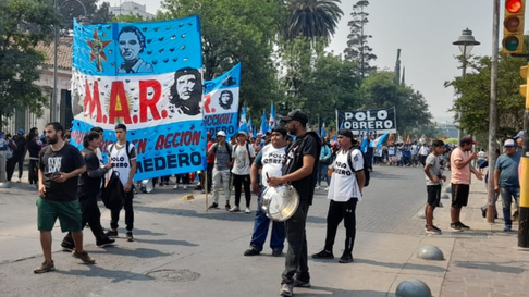 Todo Jujuy | Caos de tránsito en el centro por una nueva movilización