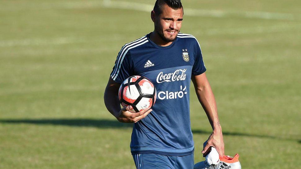 sergio romero se perfila para atajar en los dos amistosos