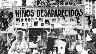 Foto de las marchas que se hacían durante la dictadura.