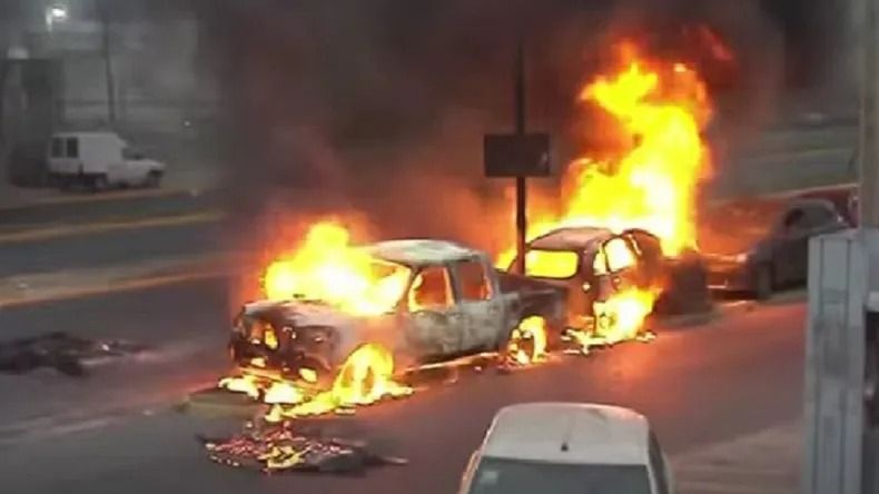 Violenta protesta por el asesinato de un delivery: manifestantes incendiaron un patrullero.&nbsp;