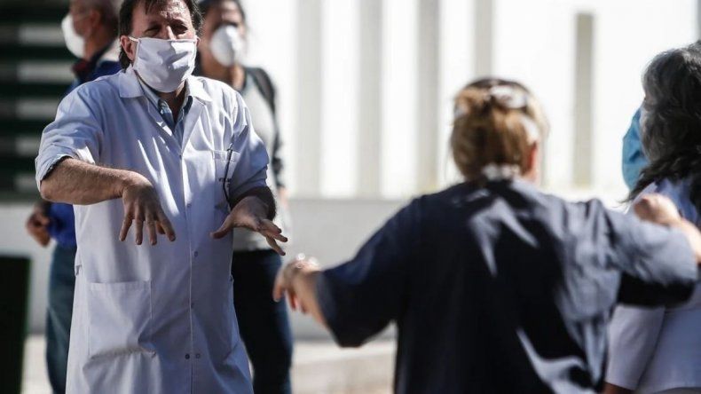 Con críticas de distintos sectores, llegarán al país 200 médicos cubanos