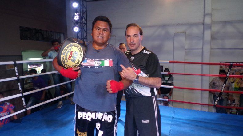 Reyes se consagró campeón del NOA al ganarle a Barrera por abandono