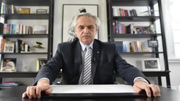 Más chats comprometen a Alberto Fernández en el escándalo de los seguros.