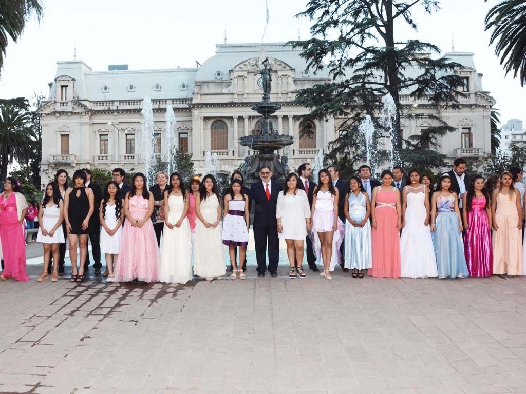 Jorge con las quinceañeras