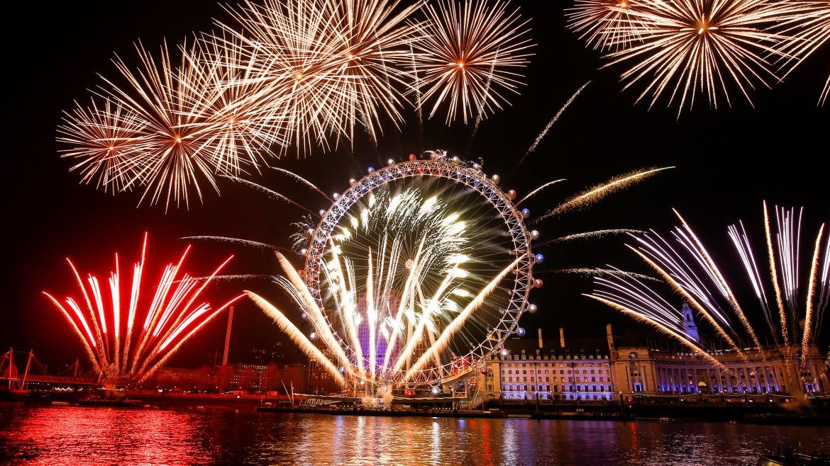 Todo Jujuy | Los británicos festejaron la llegada del 2020 con un espectáculo de fuegos artificiales junto al London Eye (REUTERS Henry Nicholls).jpg