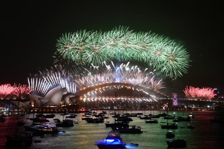 Fuegos artificiales sobre la &oacute;pera de Sidney. La tradici&oacute;n no se interrumpi&oacute; a pesar de los incendios forestales que padecen gran parte del pa&iacute;s