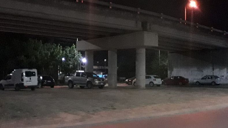 Autos mal estacionados debajo del puente de ingreso a Los Huaicos.