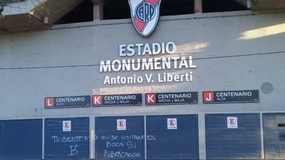 El Monumental apareció con pintadas provocadoras en la previa de la final