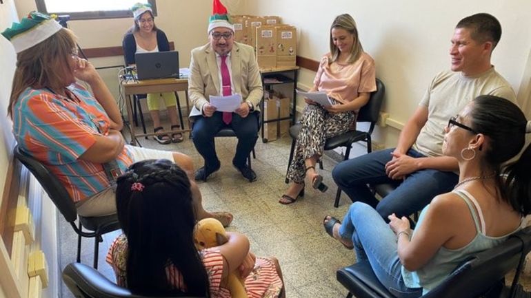 Como regalo de Navidad, el juez de Corrientes le leyó el cuento a la niña en el que le anunciaba que tendría una nueva familia.