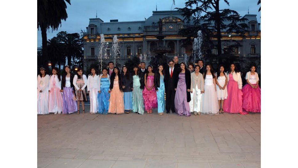 Jorge junto a las quinceañeras