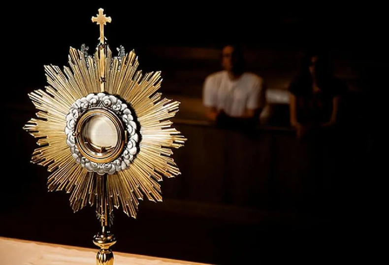 Hoy es el Día del Corpus Christi ya se conmemora como una eucaristía para adorar la presencia de Jesús además de ser una festividad móvil de la religión católica.