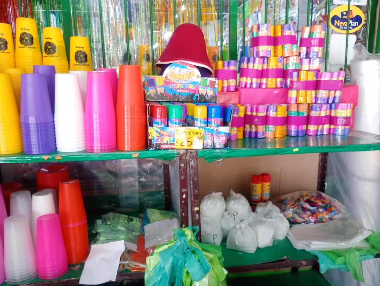 Talco, papel picado y espuma: los precios del kit carnavalero en Jujuy