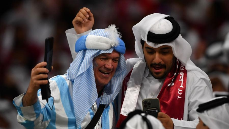 Hinchas argentinos y qataríes.