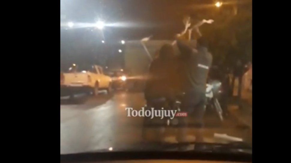 Inconsciencia: compraron un enorme televisor y lo ataron a la moto para llevarlo a su casa