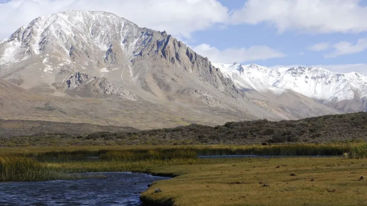 El pueblo de Mendoza que sorprende con montañas, termas y paisajes poco conocidos