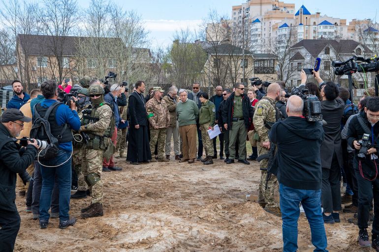 Bucha. António Guterres y otros funcionarios de la ONU y del Gobierno ucraniano durante la recorrida por Bucha, uno de los lugares donde el ejército de Rusia habría cometido crímenes de guerra.