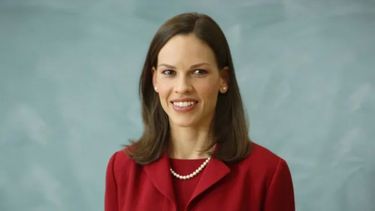 El filme se inicia con material de archivo que muestra los disturbios ocurridos en distintos barrios de Los Ángeles.