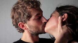 El acto de besar contribuye a la supervivencia de la especie según expertos.