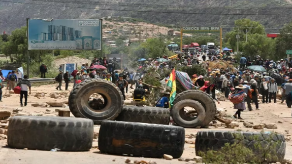 Continúa la tensión en Bolivia y bloquean rutas