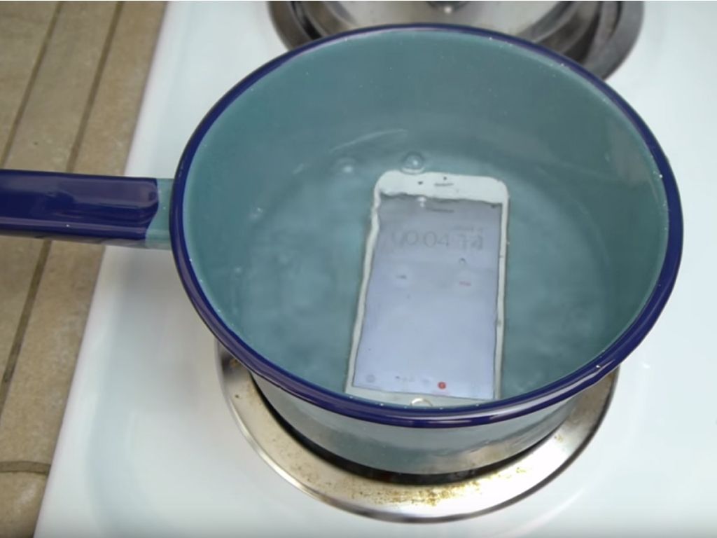 iPhone 6 plus en agua hirviendo