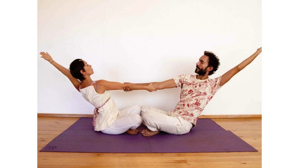 Beneficios De Hacer Yoga Con Tu Pareja