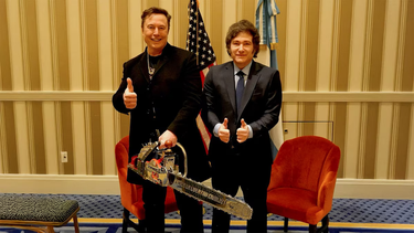 Javier Milei se reunió con Elon Musk y le regaló una motosierra