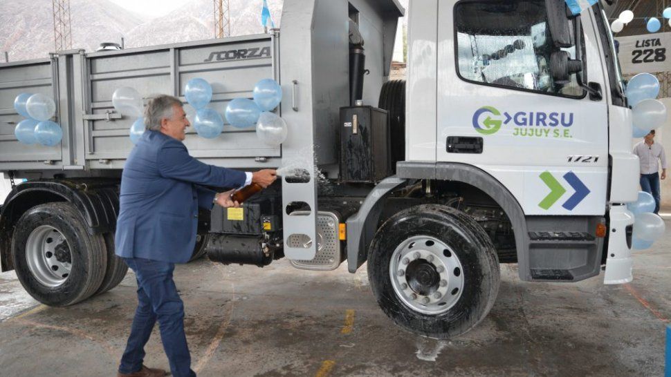 el gobernador entrego un vehiculo para la recoleccion de residuos en maimara
