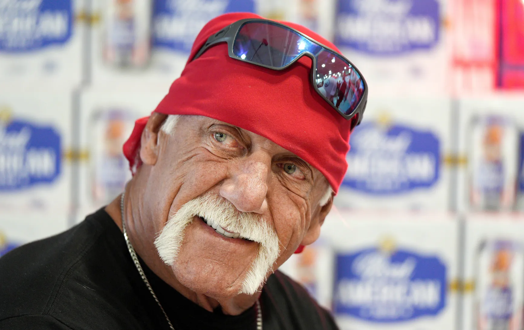 Murió Hulk Hogan El Departamento de Policía y el Departamento de Bomberos de Clearwater respondieron a un llamado de paro cardíaco poco antes de las 10 a. m. y llevaron a Hogan al Hospital Morton Plant, donde fue declarado muerto, dijo la policía. &nbsp;