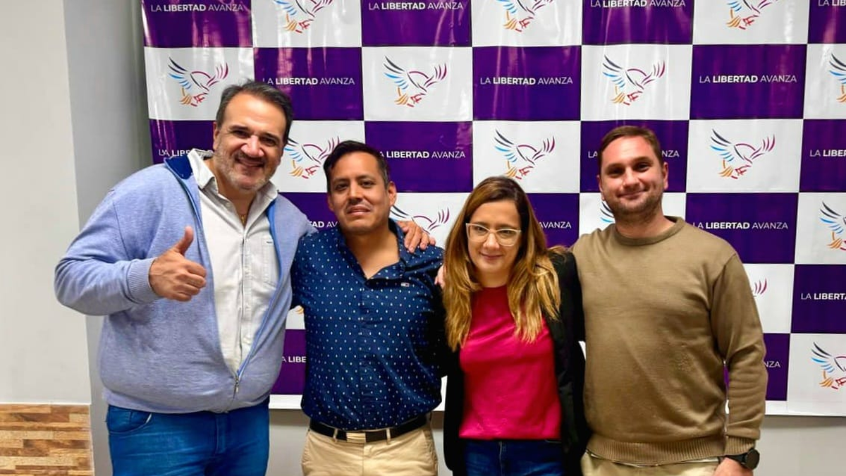 Candidatos de la libertad avanza acercan las ideas de Javier Milei a vecinos de Alto Comedero