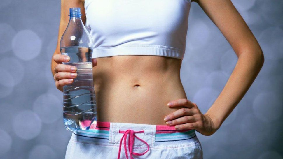 La panza chata no se logra con abdominales: tips de alimentación que funcionan
