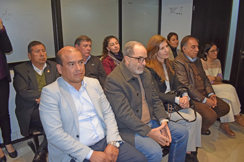 El acto se llevó a cabo con la presencia del ministro de Infraestructura, Servicios Públicos, Tierra y Vivienda, Carlos Stanic; del ministro de Hacienda y Finanzas, Federico Cardozo; del presidente del Instituto de Vivienda y Urbanismo de Jujuy (IVUJ), José Luis Paiquez, y el vocal técnico del organismo, Sergio Soria; además, estuvieron representantes de las empresas que ganaron las licitaciones.