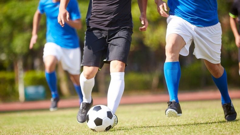Un estudio reveló en que porcentaje es peligroso contagiarse de Covid-19 dentro de una cancha de fútbol.