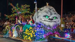 Sigue la FNE 2024 con el desfile de carrozas del Grupo B
