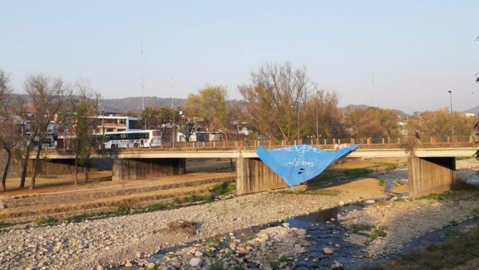 jujuy: colgaron un panuelo gigante para conmemorar el dia de accion por las 2 vidas
