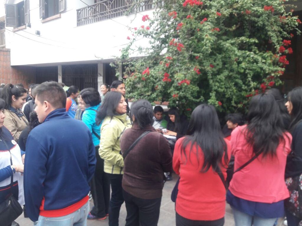 Docentes piden cobrar