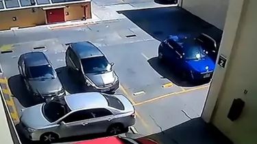 Un enorme crater se tragó cuatro autos y estos cayeron el el patio de comidas de un shopping en San Pablo.