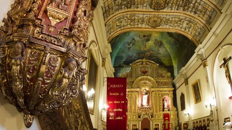 Es una obra de neto barroco español por la profusión de adornos y la abundancia de figuras, las que, por otra parte, hablan de un argumento de fácil interpretación y de un profundo sentido cristiano.